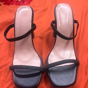 Black and cream color heels in a size 35 in women.